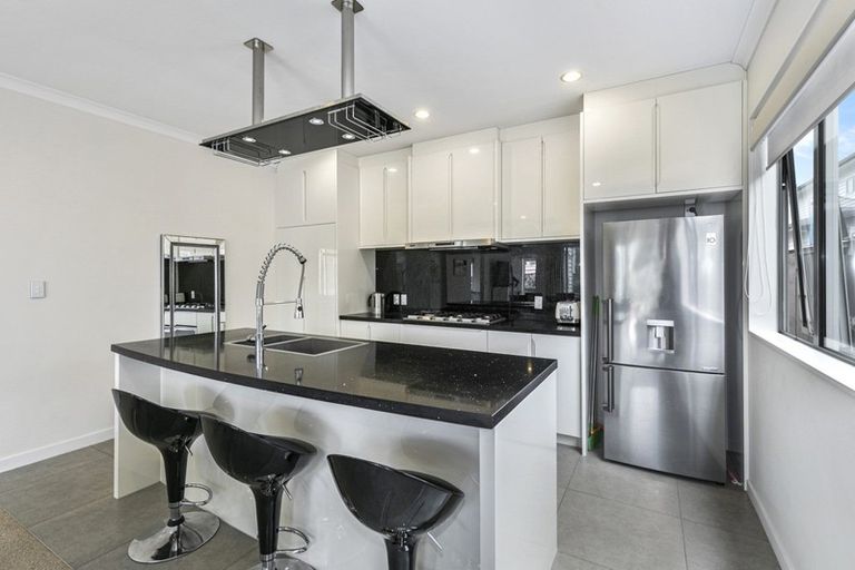 Photo of property in 60 Whites Line West, Woburn, Lower Hutt, 5010