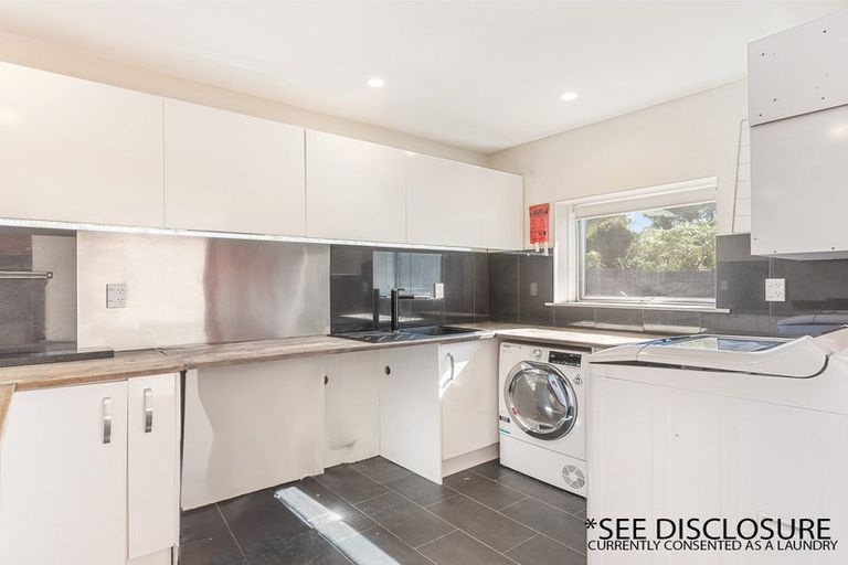 Photo of property in 18 Grassmere Road, Henderson Valley, Auckland, 0612