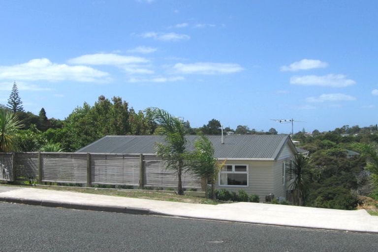 Photo of property in 14 Noeleen Street, Glenfield, Auckland, 0629