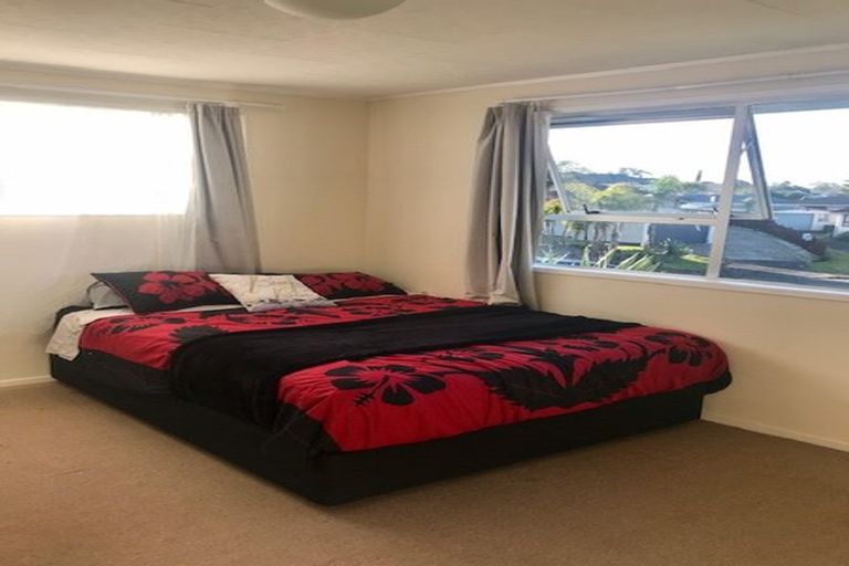 Photo of property in 18 Foyle Place, Glendene, Auckland, 0602