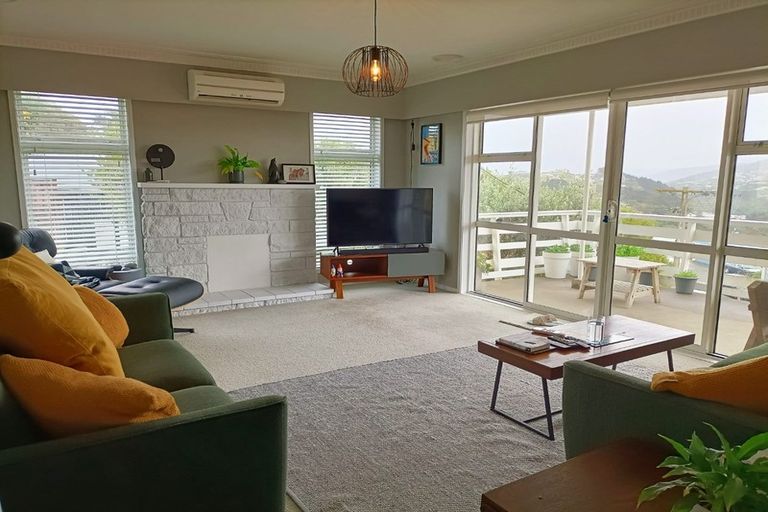 Photo of property in 42 Turville Crescent, Newlands, Wellington, 6037