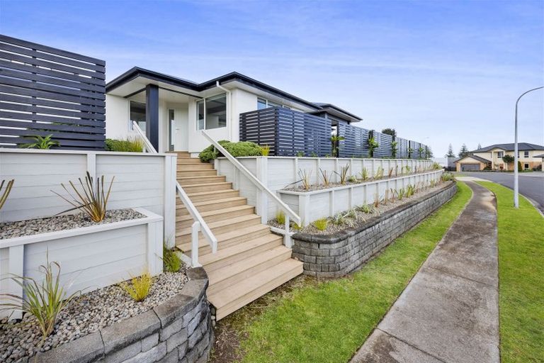 Photo of property in 4 Vardon Way, Waiwhakaiho, New Plymouth, 4312