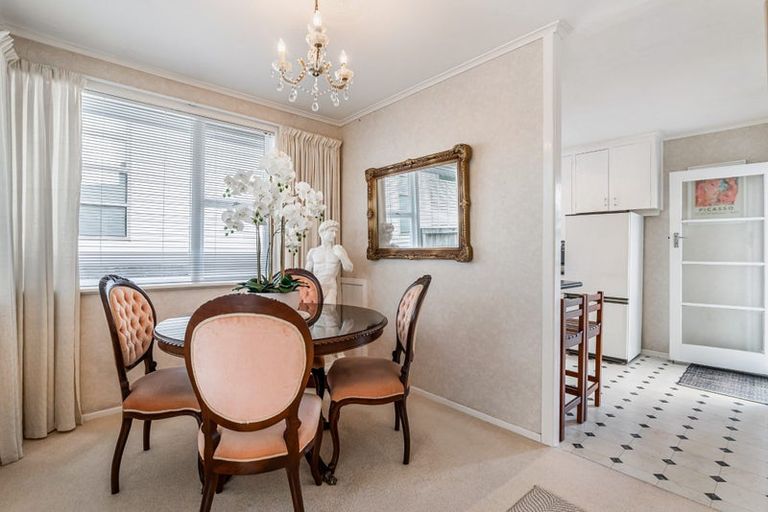 Photo of property in 18 Selwyn Crescent, Forrest Hill, Auckland, 0620