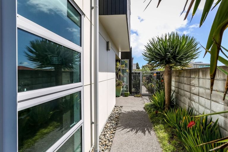 Photo of property in 2 Cutfield Road, New Plymouth, 4310