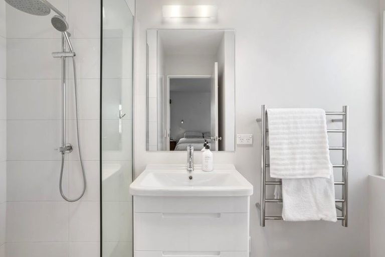 Photo of property in 2/132 East Coast Road, Forrest Hill, Auckland, 0620