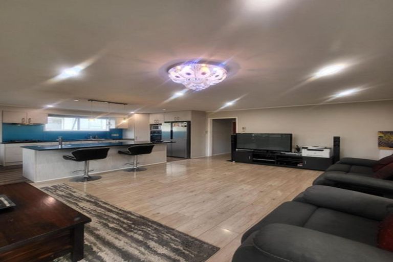 Photo of property in 43 Moncrieff Avenue, Clendon Park, Auckland, 2103