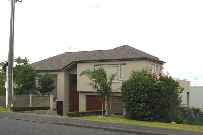 Photo of property in 2/160 East Coast Road, Forrest Hill, Auckland, 0620