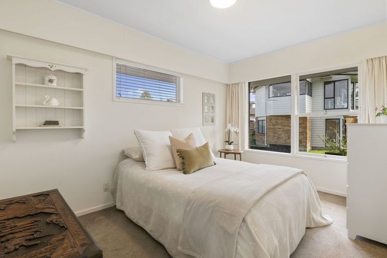 Photo of property in 15 Tudward Glade, Hillcrest, Auckland, 0627