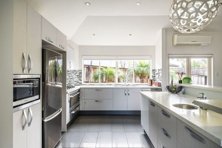 Photo of property in 17 Calypso Way, Unsworth Heights, Auckland, 0632