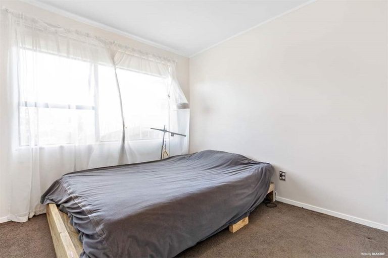 Photo of property in 15 Kayle Glen, West Harbour, Auckland, 0618