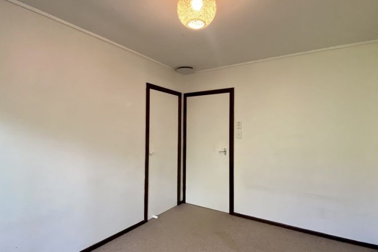 Photo of property in 2/15 Bloomsbury Grove, Newlands, Wellington, 6037