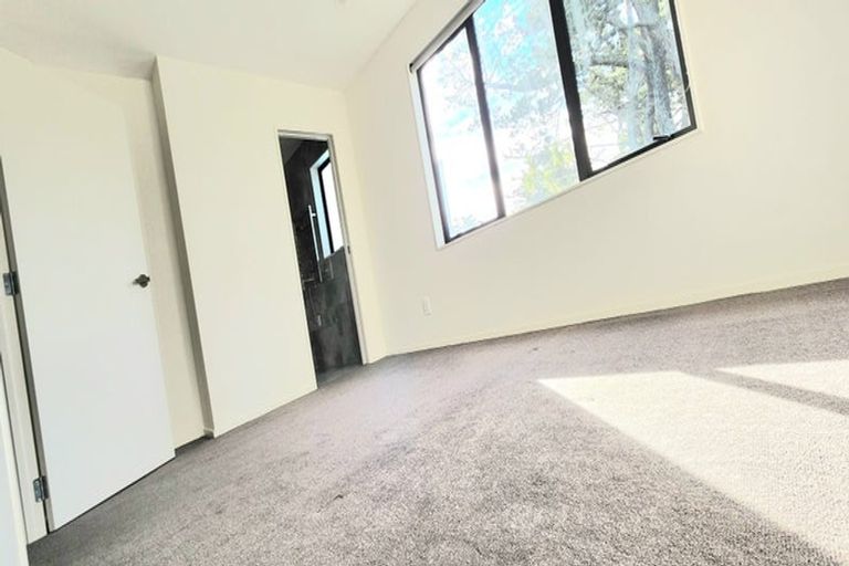 Photo of property in 8 Korokio Lane, Henderson, Auckland, 0612