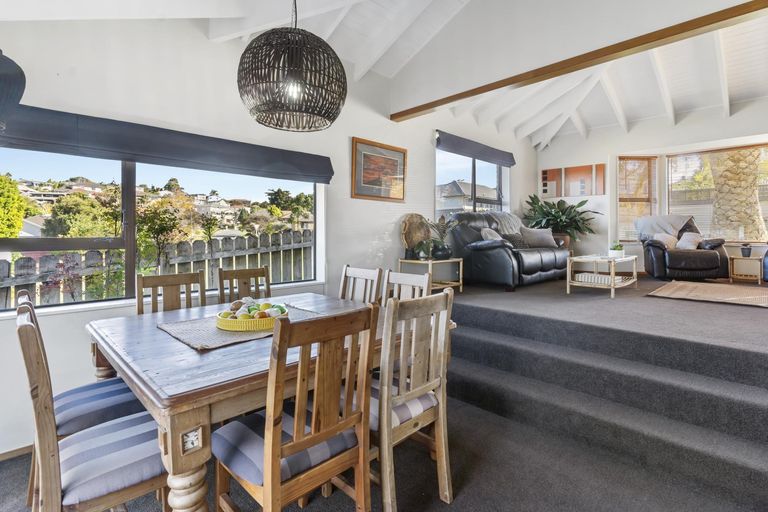 Photo of property in 33 Channing Crescent, Botany Downs, Auckland, 2010