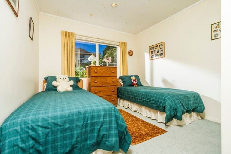 Photo of property in 2/335 Wairau Road, Totara Vale, Auckland, 0627