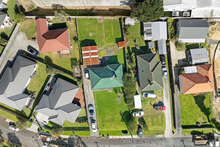 Photo of property in 72 Kelman Road, Kelston, Auckland, 0602