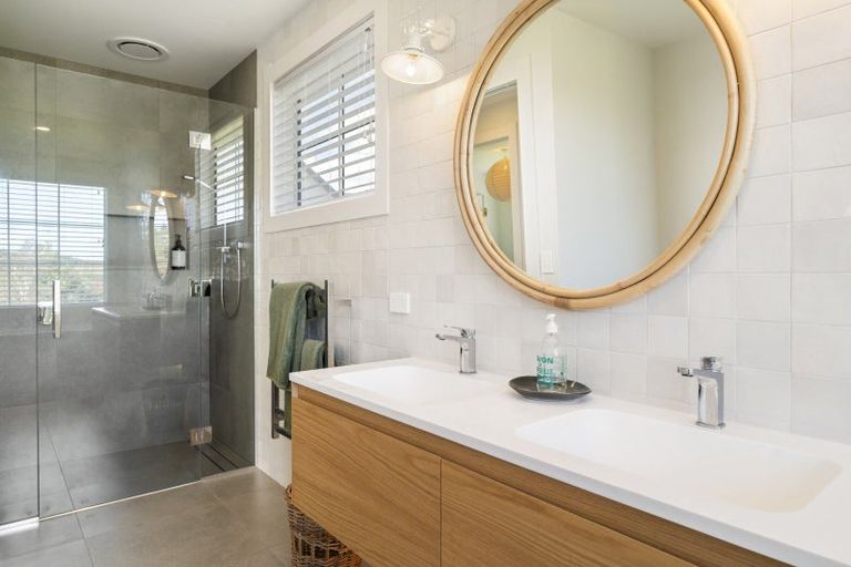 Photo of property in 5 Lens Way, Acacia Bay, Taupo, 3385