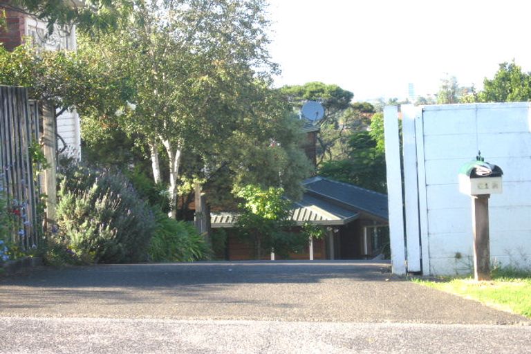 Photo of property in 1/61 Pupuke Road, Birkenhead, Auckland, 0627