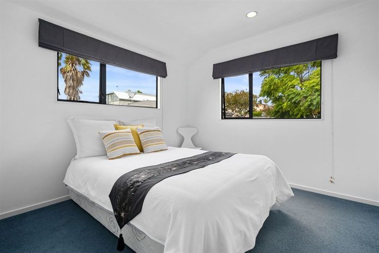 Photo of property in 2/95 Sylvan Avenue, Northcote, Auckland, 0627