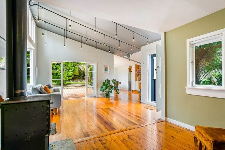 Photo of property in 96 Godley Road, Green Bay, Auckland, 0604