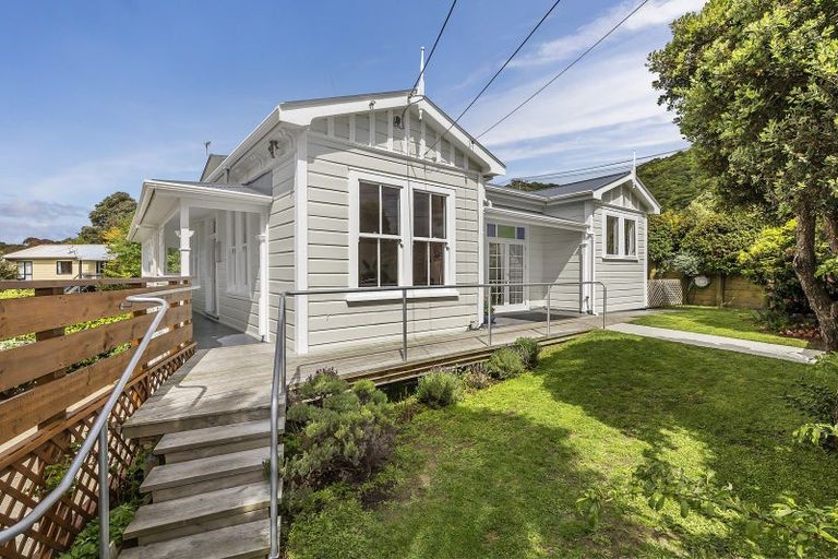 Photo of property in 15 Seine Street, Island Bay, Wellington, 6023