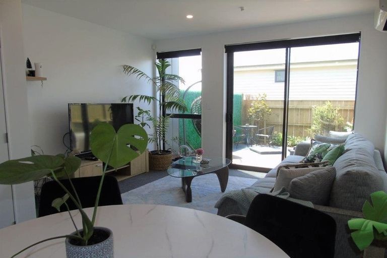 Photo of property in 3/62 Spenmoor Street, Newlands, Wellington, 6037