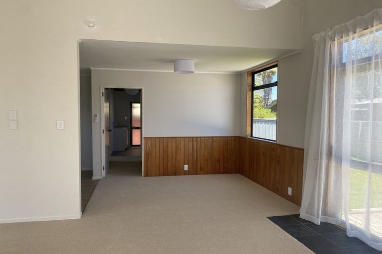 Photo of property in 5/25a Beach Road, Te Atatu Peninsula, Auckland, 0610
