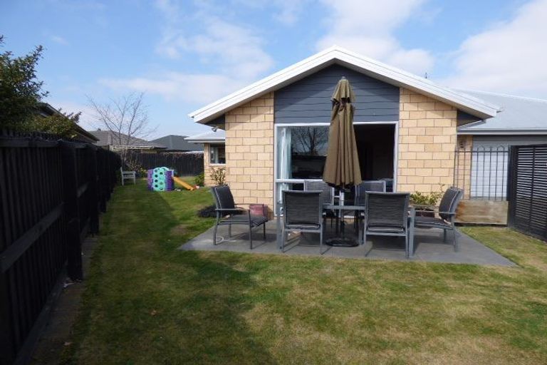 Photo of property in 31 Coolspring Way, Redwood, Christchurch, 8051