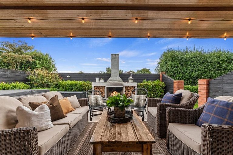 Photo of property in 100 Gardiners Road, Harewood, Christchurch, 8051