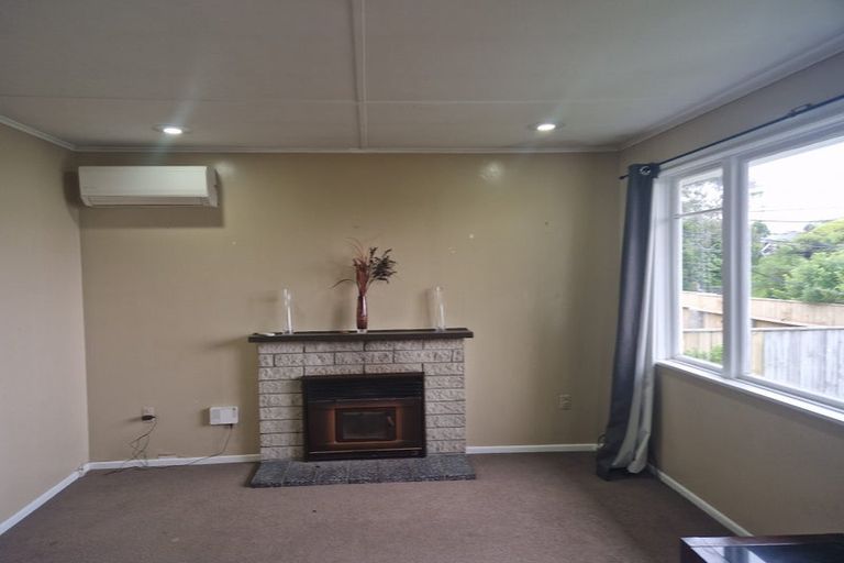 Photo of property in 7 Balmain Street, Newlands, Wellington, 6037