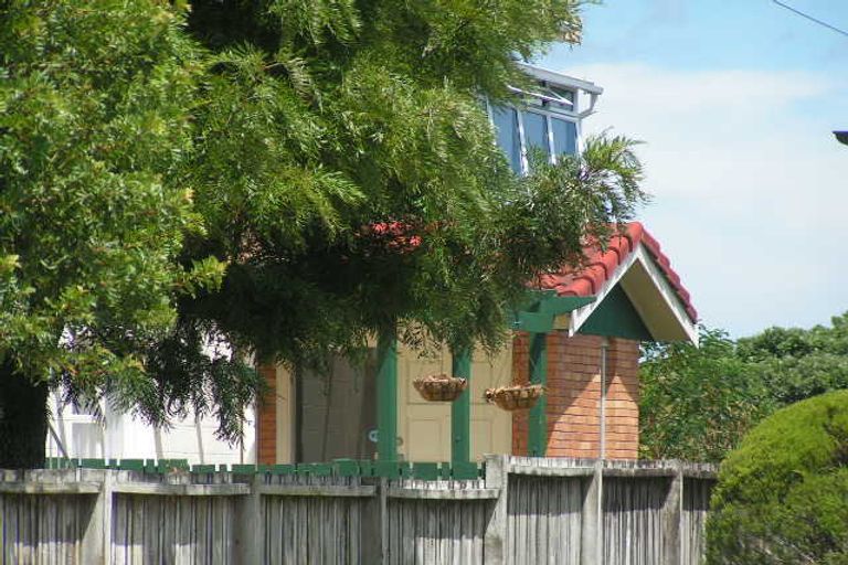 Photo of property in 1/98 Queen Street, Northcote Point, Auckland, 0627