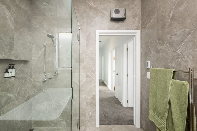 Photo of property in 2 Ridgeway Place, Richmond Hill, Christchurch, 8081