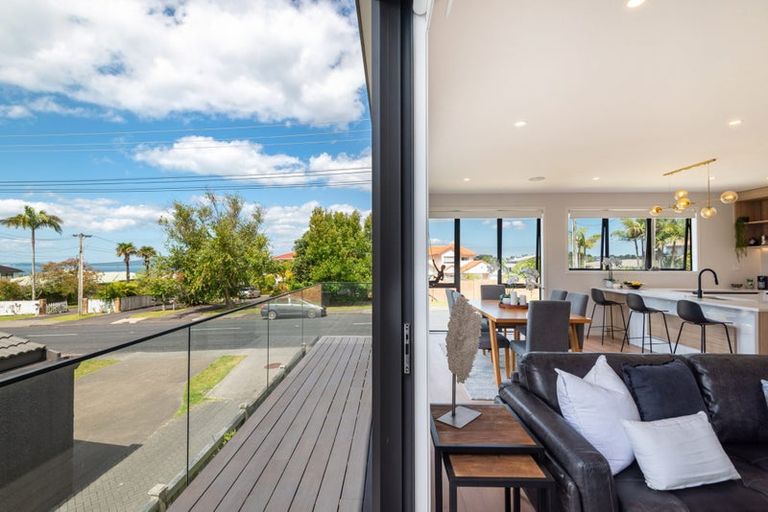 Photo of property in 43 Knights Road, Rothesay Bay, Auckland, 0630