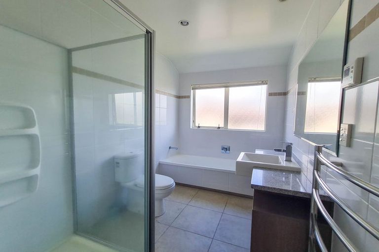 Photo of property in 18 Laurel Oak Drive, Schnapper Rock, Auckland, 0632