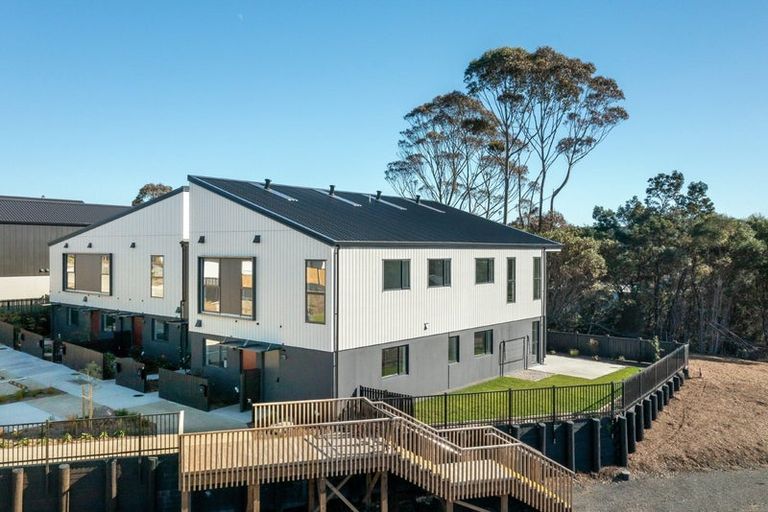 Photo of property in 3/7 Parapara Place, Albany, Auckland, 0632