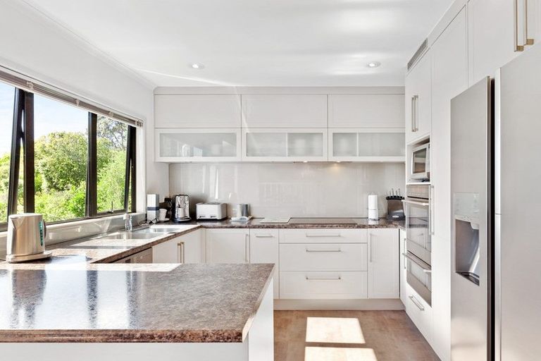 Photo of property in 2/19 Valley Road, Browns Bay, Auckland, 0630