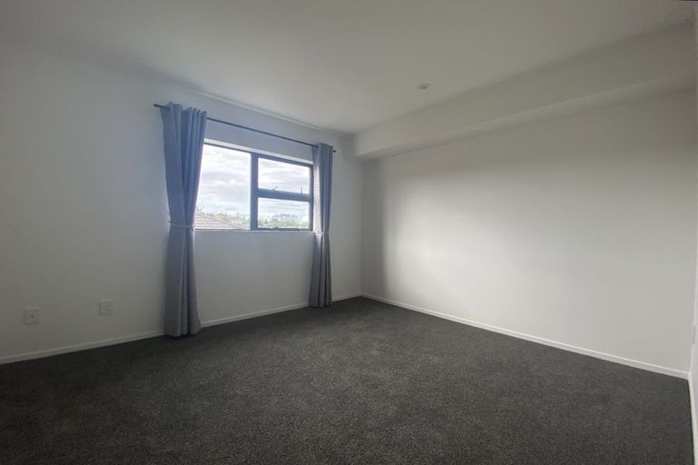 Photo of property in 96d Triangle Road, Massey, Auckland, 0614