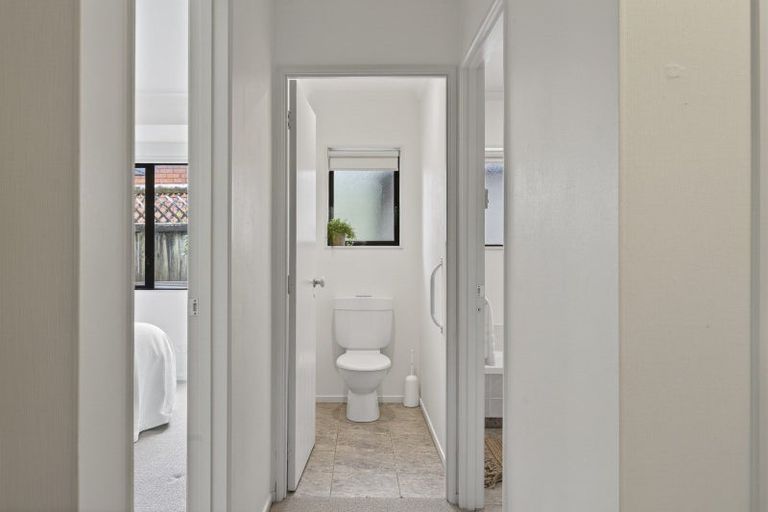 Photo of property in 15 Sandel Rise, Merrilands, New Plymouth, 4312