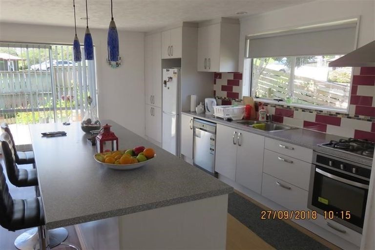 Photo of property in 10 Beauchamp Drive, Massey, Auckland, 0614