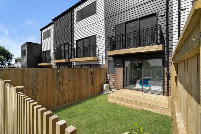 Photo of property in 3/22 Cherry Tree Place, Massey, Auckland, 0614