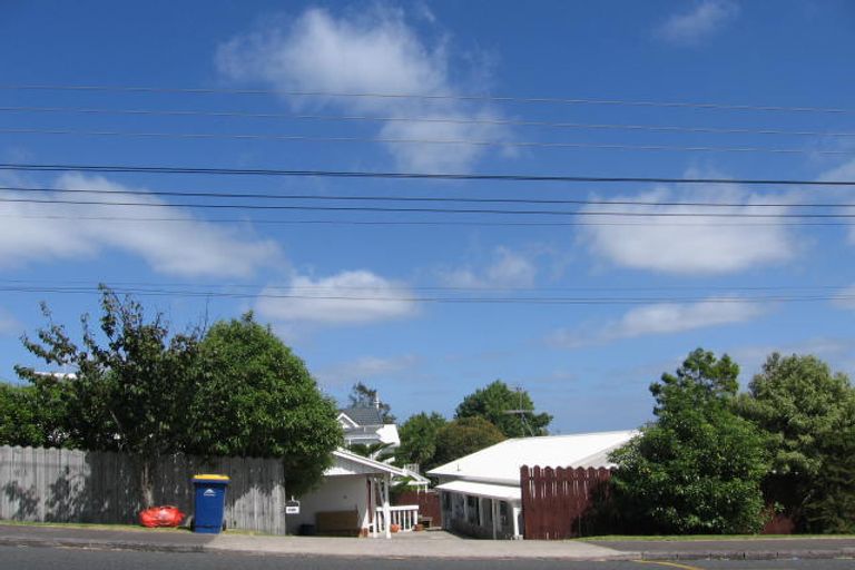 Photo of property in 1/100 Birkdale Road, Birkdale, Auckland, 0626