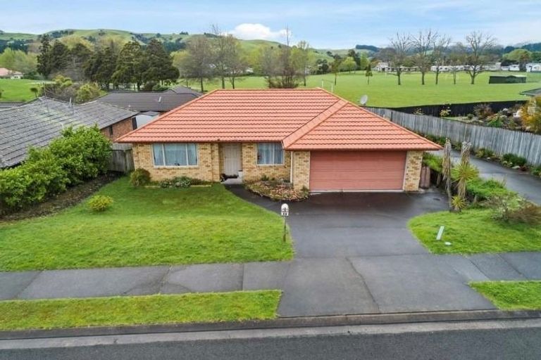 Photo of property in 37 Cabeleigh Drive, Helensville, 0800