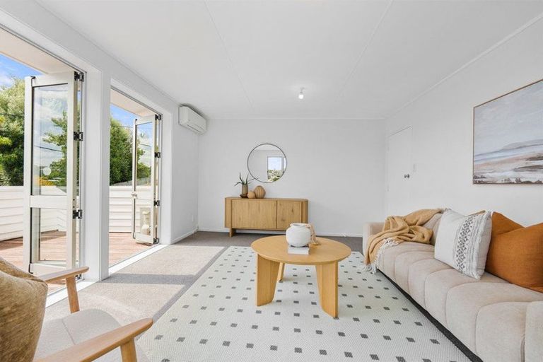 Photo of property in 1 Phillip Parade, Forrest Hill, Auckland, 0620