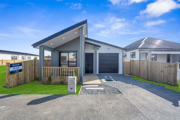 Photo of property in 12 Woven Place, Karaka, Papakura, 2113