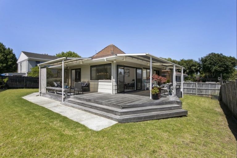 Photo of property in 2/56 Ridgemount Rise, Mangere Bridge, Auckland, 2022