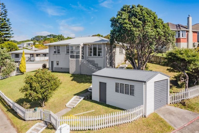 Photo of property in 2 Hiwi Crescent, Titahi Bay, Porirua, 5022