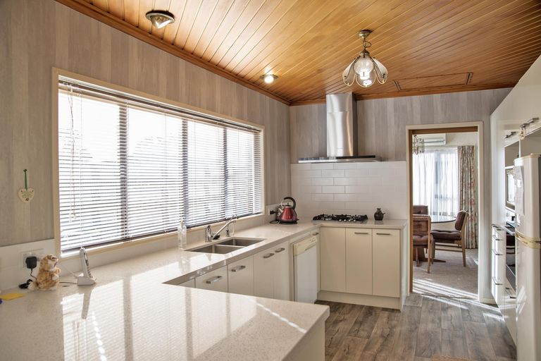 Photo of property in 12 Foxbridge Lane, Conifer Grove, Takanini, 2112