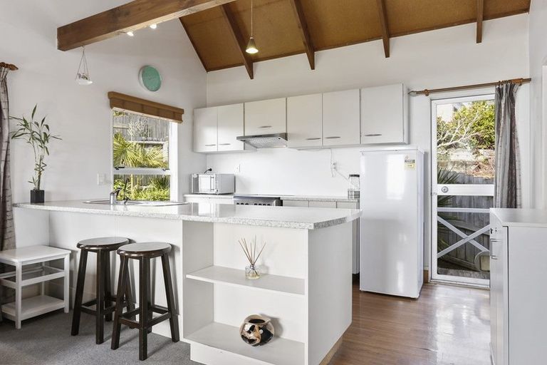 Photo of property in 6a D'oyly Drive, Stanmore Bay, Whangaparaoa, 0932