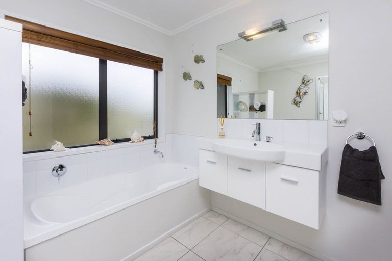 Photo of property in 22 Jade Crescent, Timberlea, Upper Hutt, 5018