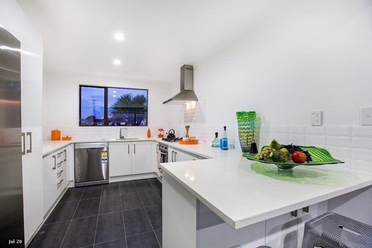 Photo of property in 2/27 Florence Daly Place, Mount Roskill, Auckland, 1041