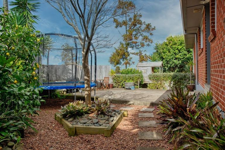 Photo of property in 8 Halcombe Place, Green Bay, Auckland, 0604